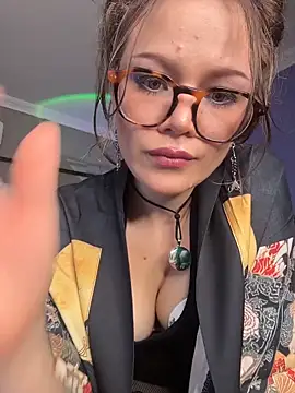 Snapshot of Tallulah_Kinky chatting on May 2026 04:25:02 PM Tallulah Kinky online show from May 2026 04:25:02 PM