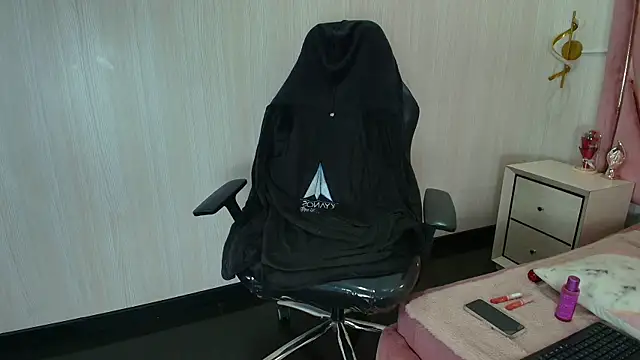 Helenn Moore online show from April 2026 12:27:02 PM