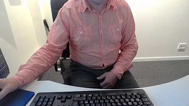 Snapshot of Buggemann chatting on June 2026 02:45:01 AM Buggemann online show from June 2026 02:45:01 AM