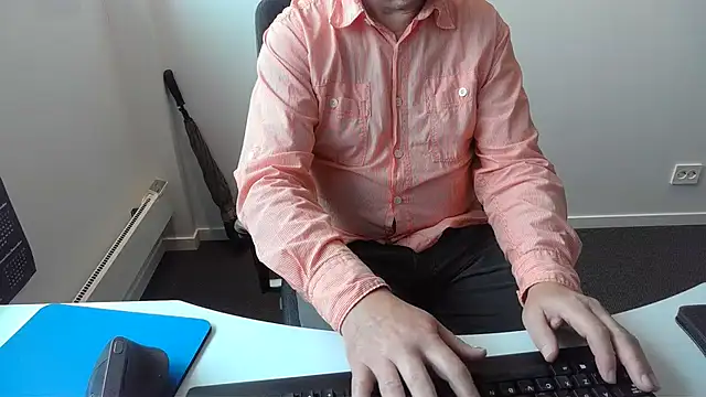 Snapshot of Buggemann chatting on July 2026 07:23:02 AM Buggemann online show from July 2026 07:23:02 AM
