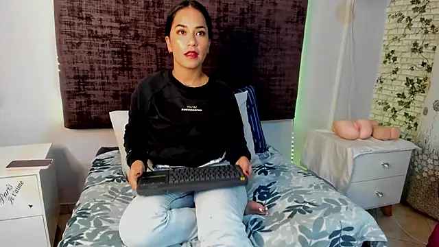 thyra-corall online show from April 2026 03:29:01 AM