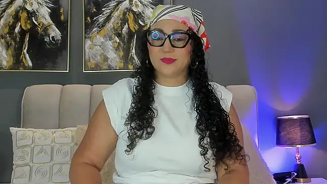 Snapshot of VaniaRouse chatting on April 2026 12:44:02 PM VaniaRouse online show from April 2026 12:44:02 PM