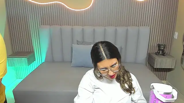 Amy Estrellita online show from April 2026 12:06:02 PM