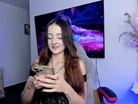 Lilyt Cooper online show from April 2026 10:30:02 PM