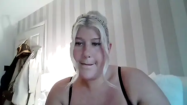 Snapshot of Lexi_Laura chatting on May 2026 07:44:01 PM Lexi Laura online show from May 2026 07:44:01 PM