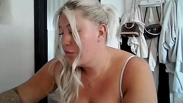 Snapshot of Lexi_Laura chatting on May 2026 01:40:02 PM Lexi Laura online show from May 2026 01:40:02 PM