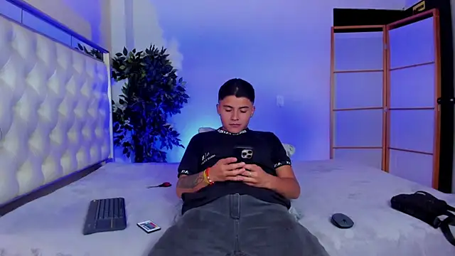 Liam Dustin online show from August 2026 08:52:02 PM