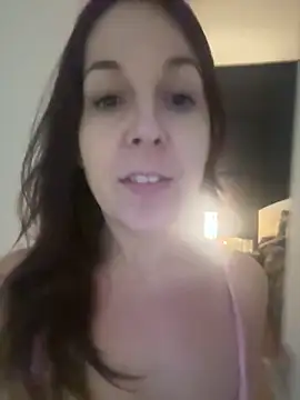 Snapshot of petitehotwife4u chatting on April 2026 11:37:01 AM petitehotwife4u online show from April 2026 11:37:01 AM