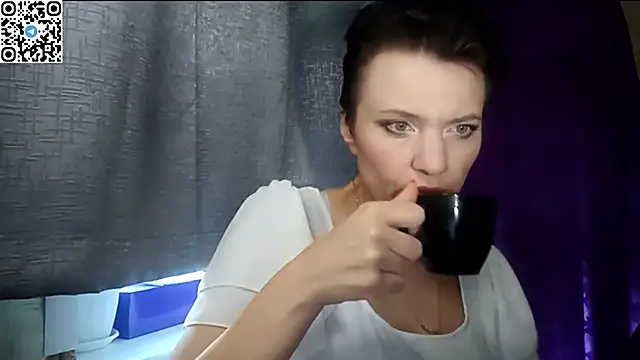 Snapshot of HotMamaQueen234 chatting on June 2026 10:39:01 AM HotMamaQueen234 online show from June 2026 10:39:01 AM