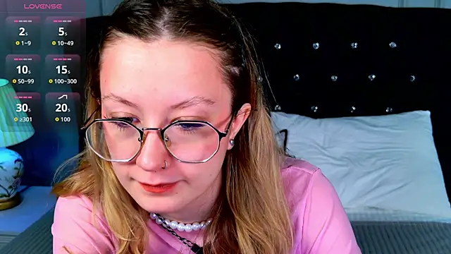 Snapshot of AmelieViolet chatting on April 2026 03:22:01 AM AmelieViolet online show from April 2026 03:22:01 AM