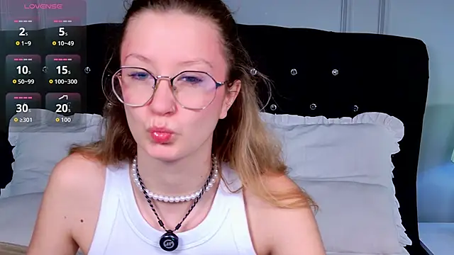 Snapshot of AmelieViolet chatting on May 2026 03:34:02 AM AmelieViolet online show from May 2026 03:34:02 AM