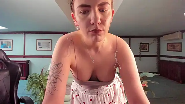 Snapshot of Kirarustle1 chatting on May 2026 01:45:01 AM Kirarustle1 online show from May 2026 01:45:01 AM