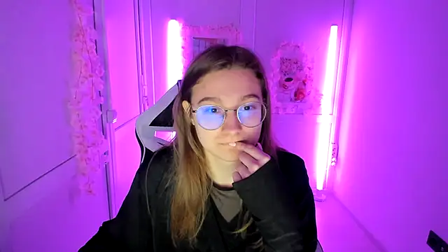 Snapshot of Mia_kristal chatting on May 2026 08:12:02 AM Mia kristal online show from May 2026 08:12:02 AM