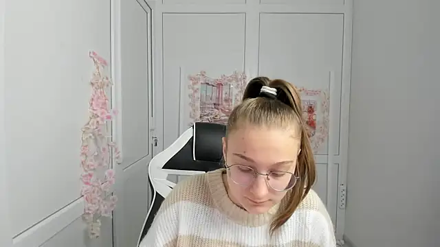 Snapshot of Mia_kristal chatting on May 2026 08:32:01 AM Mia kristal online show from May 2026 08:32:01 AM