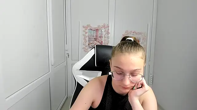 Snapshot of Mia_kristal chatting on June 2026 07:34:01 AM Mia kristal online show from June 2026 07:34:01 AM
