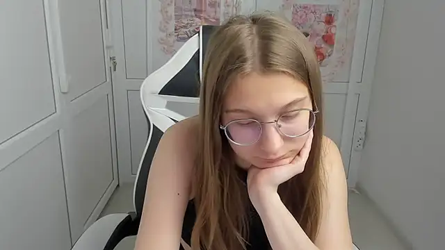 Snapshot of Mia_kristal chatting on June 2026 08:05:02 AM Mia kristal online show from June 2026 08:05:02 AM