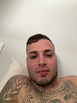 Snapshot of Roosen_1998 chatting on April 2026 03:42:02 PM Roosen 1998 online show from April 2026 03:42:02 PM
