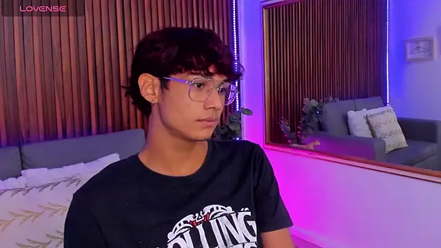 Snapshot of Oliver20__ chatting on May 2026 08:17:01 PM Oliver20 online show from May 2026 08:17:01 PM