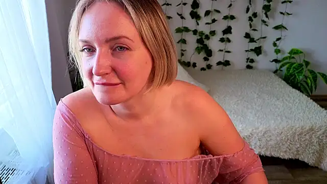 Snapshot of MonikFoxi chatting on July 2026 04:29:02 AM MonikFoxi online show from July 2026 04:29:02 AM