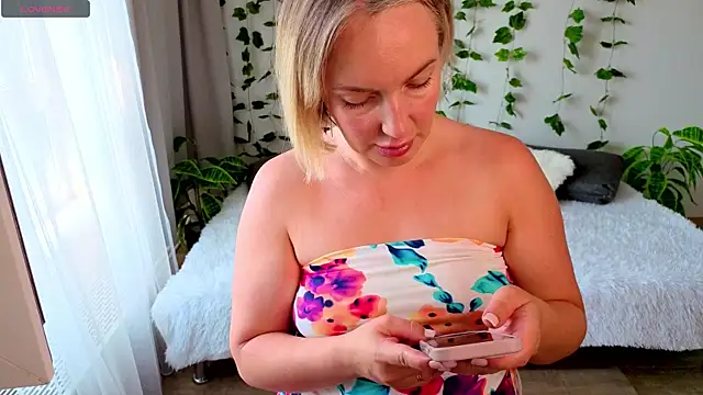Snapshot of MonikFoxi chatting on July 2026 04:10:01 AM MonikFoxi online show from July 2026 04:10:01 AM