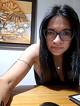 Snapshot of Gia-and-Lara chatting on May 2026 11:33:01 PM Gia-and-Lara online show from May 2026 11:33:01 PM
