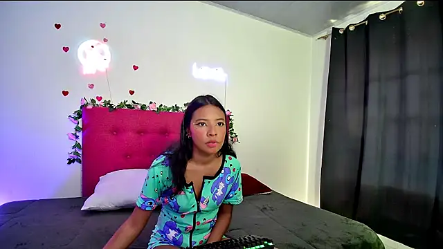 Snapshot of Ellie_Cute7 chatting on May 2026 07:19:02 PM Ellie Cute7 online show from May 2026 07:19:02 PM