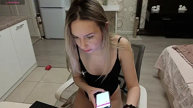 Snapshot of Candy_Loveee chatting on April 2026 06:01:01 PM Candy Loveee online show from April 2026 06:01:01 PM