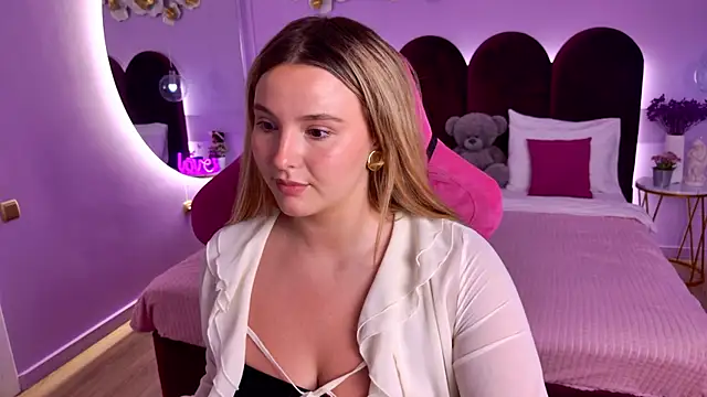 Snapshot of CharlotteAtwoood chatting on July 2026 04:17:01 PM CharlotteAtwoood online show from July 2026 04:17:01 PM