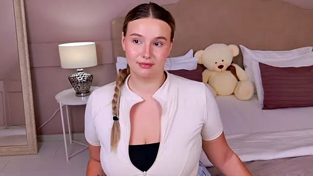 Snapshot of CharlotteAtwoood chatting on August 2026 04:11:01 PM CharlotteAtwoood online show from August 2026 04:11:01 PM
