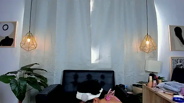 NahomiWhitte online show from April 2026 12:47:01 PM