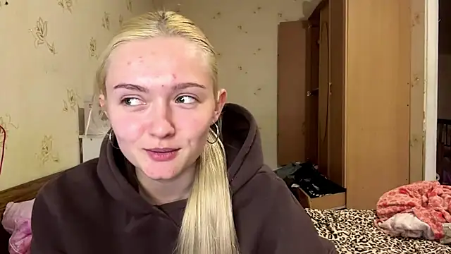 Snapshot of Sophia_Blonde chatting on April 2026 03:17:02 PM Sophia Blonde online show from April 2026 03:17:02 PM