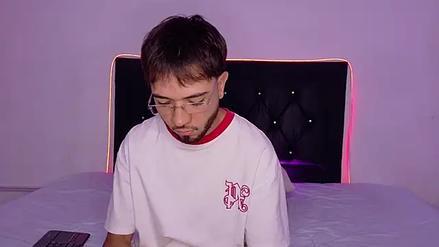 Snapshot of andymaxwell chatting on March 2026 10:16:01 PM andymaxwell online show from March 2026 10:16:01 PM