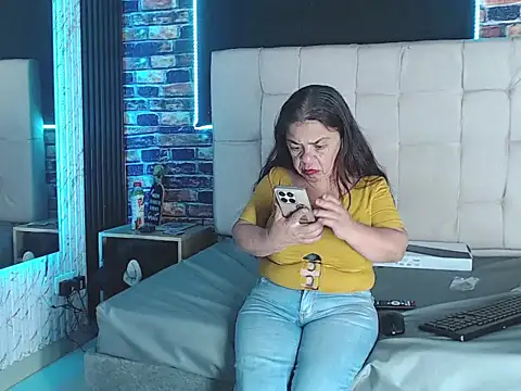 Snapshot of mialuna303av chatting on March 2026 01:33:02 AM mialuna303av online show from March 2026 01:33:02 AM