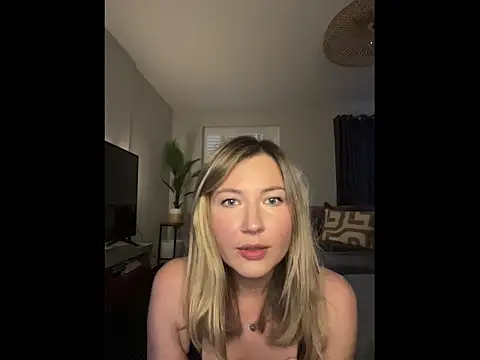 WhereisAlice online show from April 2026 07:14:01 PM