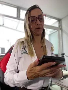 AlanaBrunetteX X online show from April 2026 06:19:02 PM