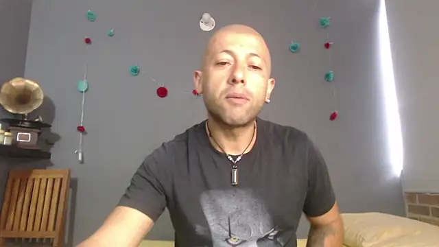 Snapshot of _bonnie_and_clyde chatting on May 2026 09:23:01 PM bonnie and clyde online show from May 2026 09:23:01 PM