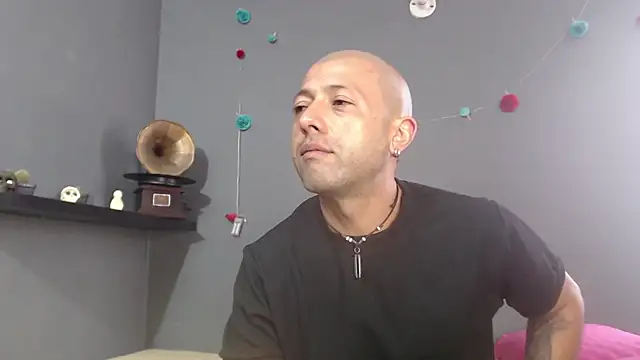 Snapshot of _bonnie_and_clyde chatting on July 2026 08:19:01 PM bonnie and clyde online show from July 2026 08:19:01 PM