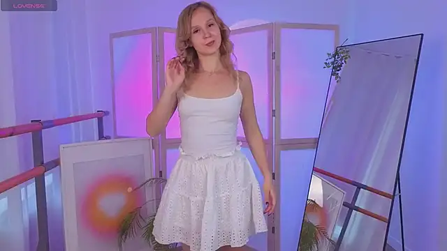 Snapshot of sophie_blossom_ chatting on June 2026 01:45:02 PM sophie blossom online show from June 2026 01:45:02 PM