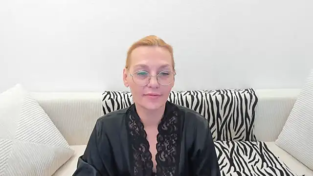 Snapshot of OeigesMik chatting on April 2026 09:01:02 AM OeigesMik online show from April 2026 09:01:02 AM
