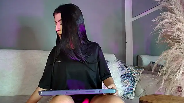 Snapshot of Zoee_8 chatting on July 2026 11:33:01 PM Zoee 8 online show from July 2026 11:33:01 PM