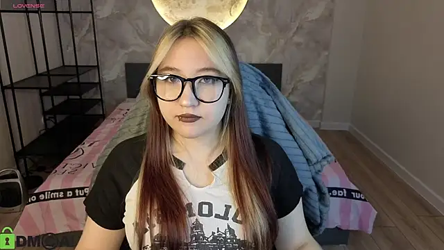 Snapshot of Luna_Host chatting on April 2026 02:09:01 AM Luna Host online show from April 2026 02:09:01 AM