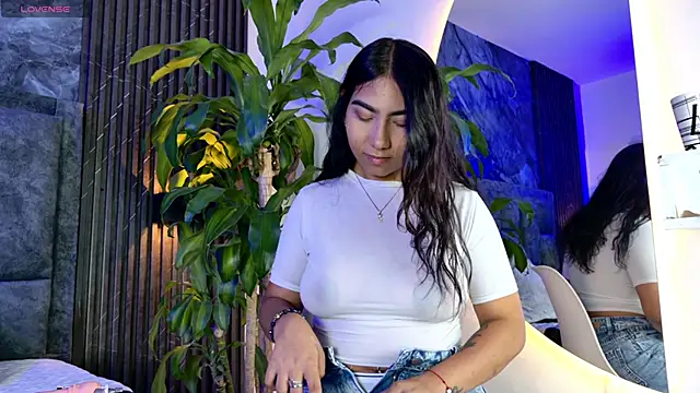 Snapshot of Amaia_aa_ chatting on April 2026 07:43:01 PM Amaia aa online show from April 2026 07:43:01 PM