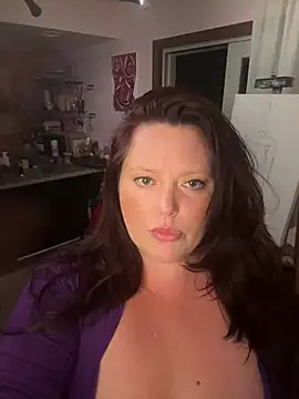 Snapshot of EmberVael chatting on July 2026 04:10:01 AM EmberVael online show from July 2026 04:10:01 AM