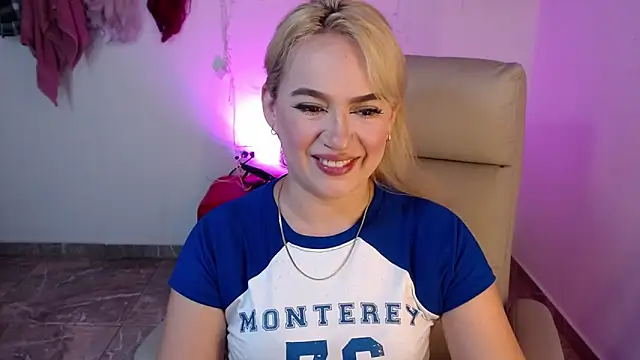 Snapshot of Carolina_2403 chatting on June 2026 11:14:02 PM Carolina 2403 online show from June 2026 11:14:02 PM