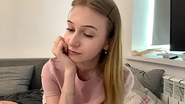 Snapshot of KatrineDrea chatting on April 2026 03:04:02 PM KatrineDrea online show from April 2026 03:04:02 PM