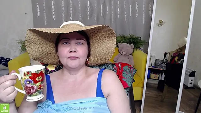 Snapshot of QUEEN02030 chatting on May 2026 12:14:02 PM QUEEN02030 online show from May 2026 12:14:02 PM