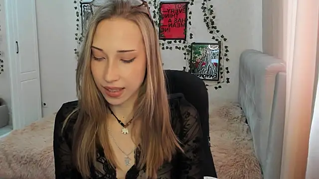 Snapshot of Emmarayder chatting on April 2026 12:43:02 PM Emmarayder online show from April 2026 12:43:02 PM