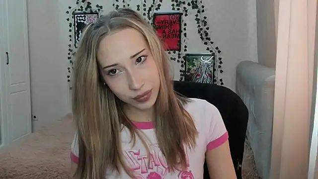 Snapshot of Emmarayder chatting on May 2026 11:06:01 AM Emmarayder online show from May 2026 11:06:01 AM