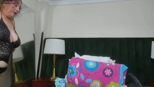 Snapshot of RoxanneSquirt chatting on May 2026 11:56:01 PM RoxanneSquirt online show from May 2026 11:56:01 PM