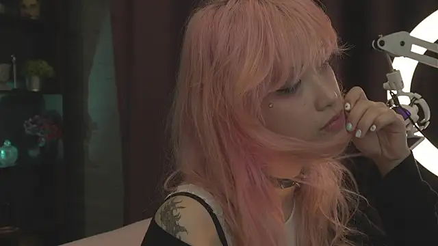 Snapshot of MikuMikiLeak chatting on April 2026 08:37:02 AM MikuMikiLeak online show from April 2026 08:37:02 AM